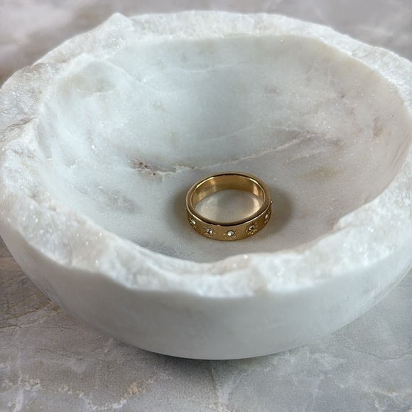 Elegant Gold Band with Intricate Design - Picture 5 of 6